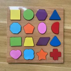 Tabuleiro educativo de formatos geométricos